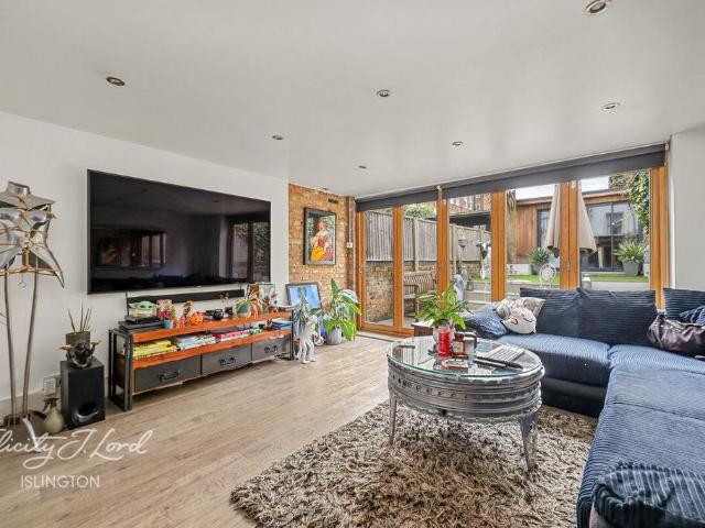 Flat for sale in Dalston, De Beauvoir Town