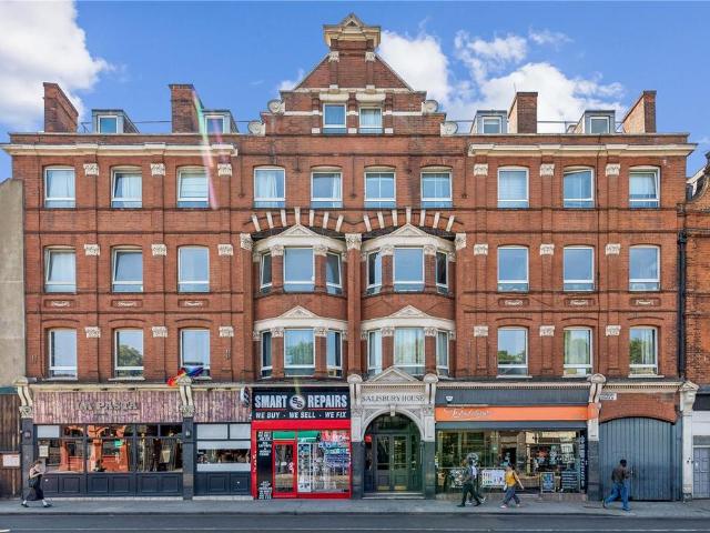 Flat for sale in Highbury, Greater London