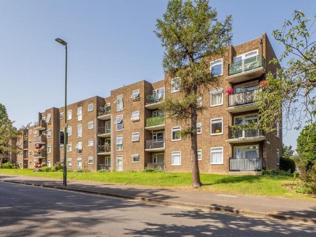 Flat for sale in Wallington, Greater London