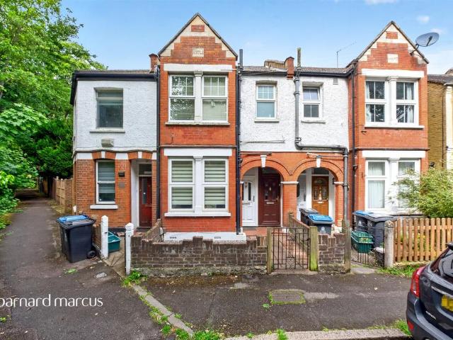 Flat for sale in New Malden, Greater London