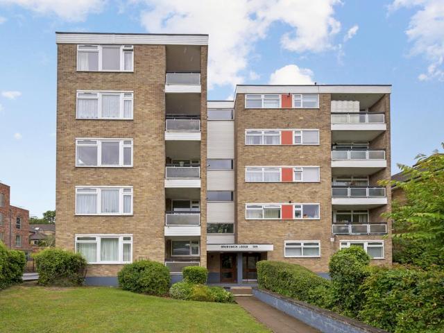 Flat for sale in Tolworth, Greater London