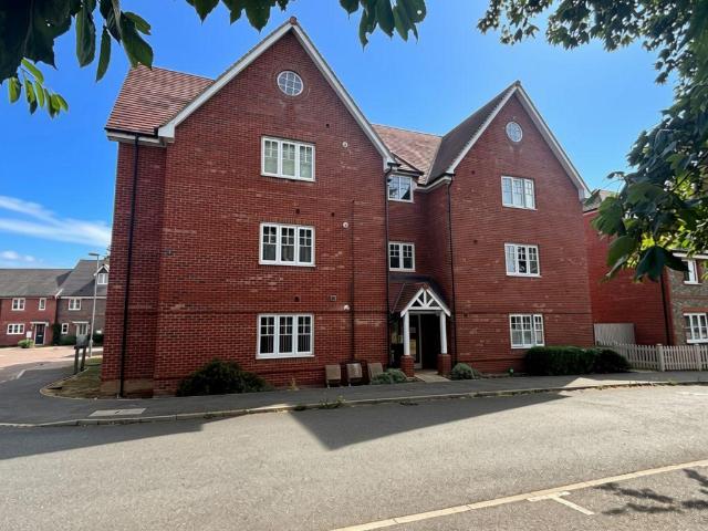 Flat for sale in Chipping Hill, Essex