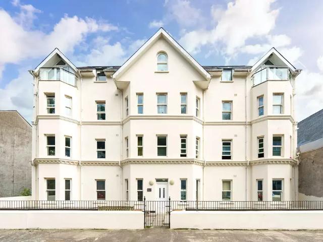 Flat for sale in Douglas, Scotland