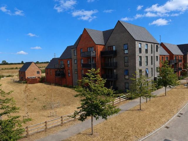 Flat for sale in Houghton Regis, Bedfordshire