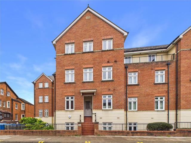 Flat for sale in Wotton, Gloucester