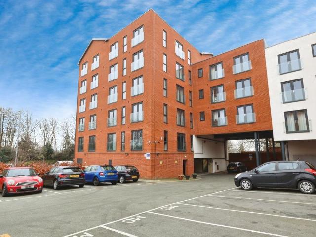Flat for sale in West Yorkshire