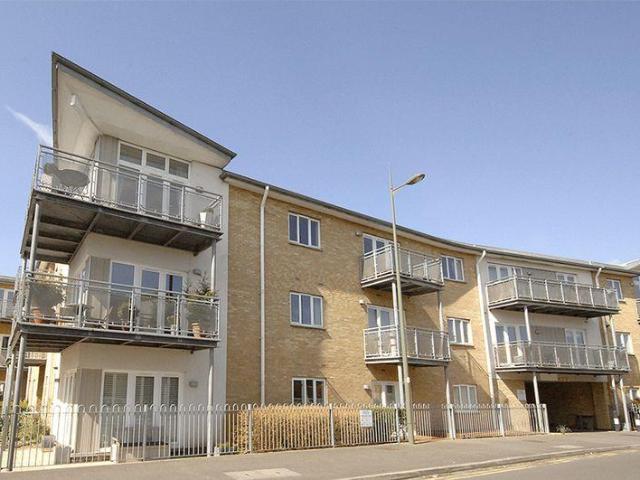 Flat for sale in Chertsey, Runnymede