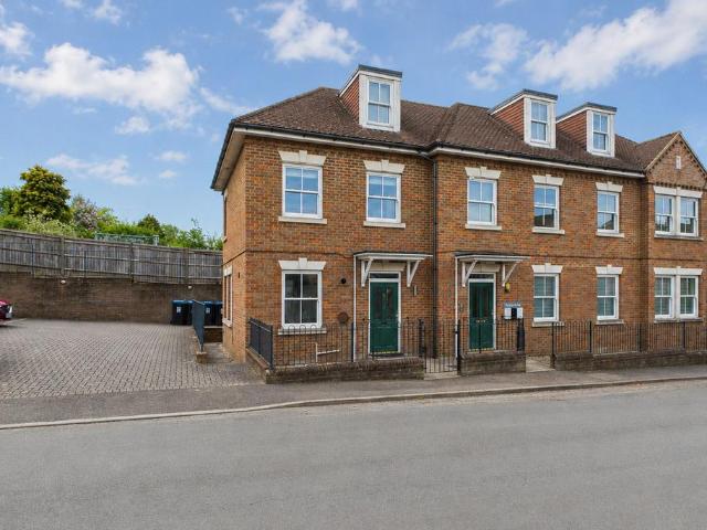 Flat for sale in Highfield, Pouchen End
