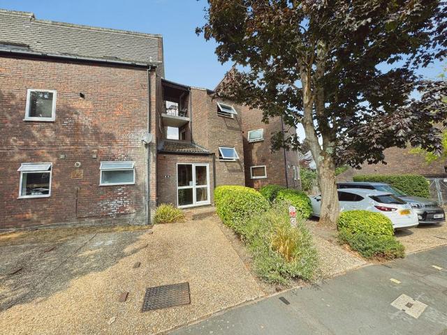 Flat for sale in Hanworth, Bracknell