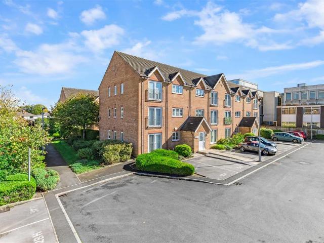 Flat for sale in Ben Rhydding, Bradford