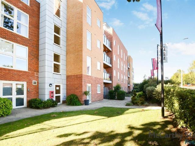 Flat for sale in Elstree and Borehamwood, Borehamwood