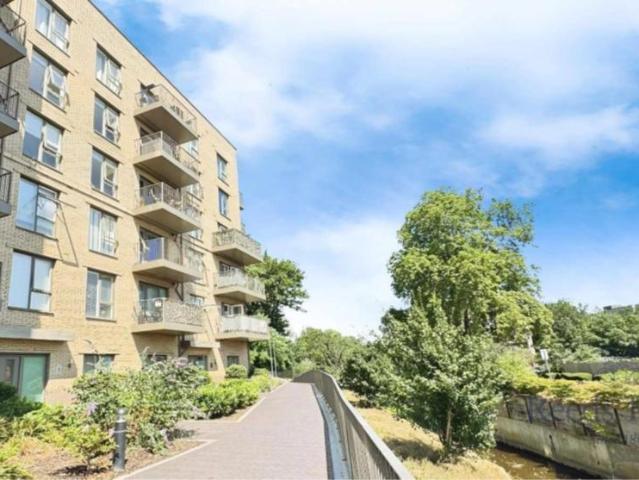 Flat for sale in London Borough of Lewisham, Ladywell