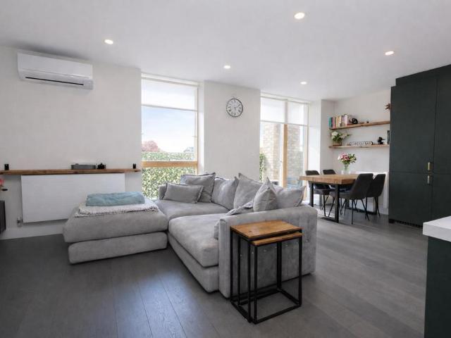 Flat for sale in Wallington, Greater London