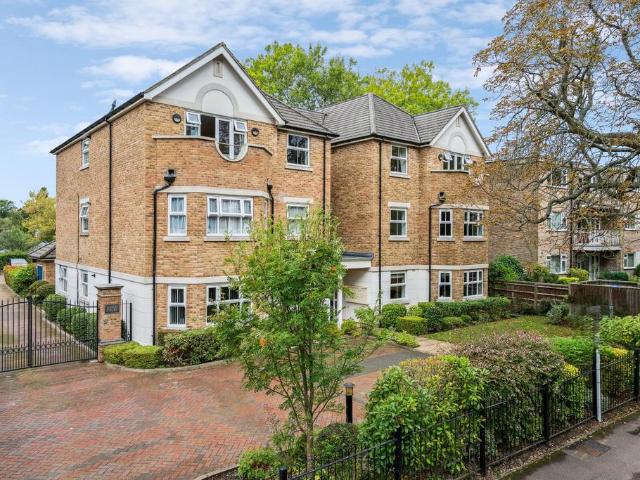 Flat for sale in Hatch End, Greater London