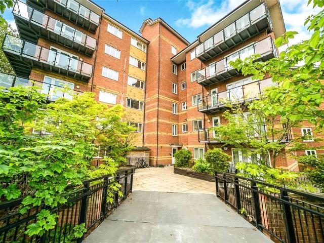 Flat for sale in Reading