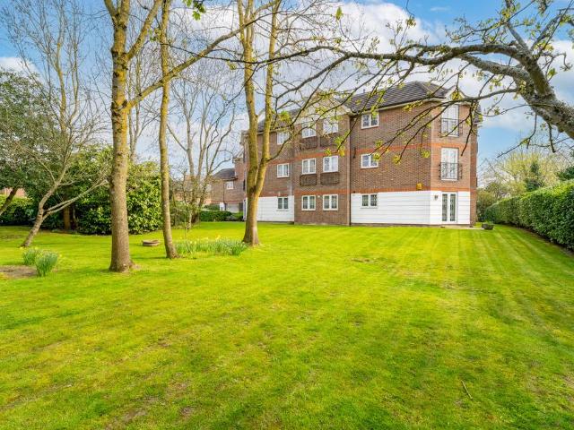 Flat for sale in Little Stanmore, Greater London