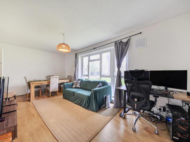 Flat for sale in London Borough of Lewisham, Ladywell