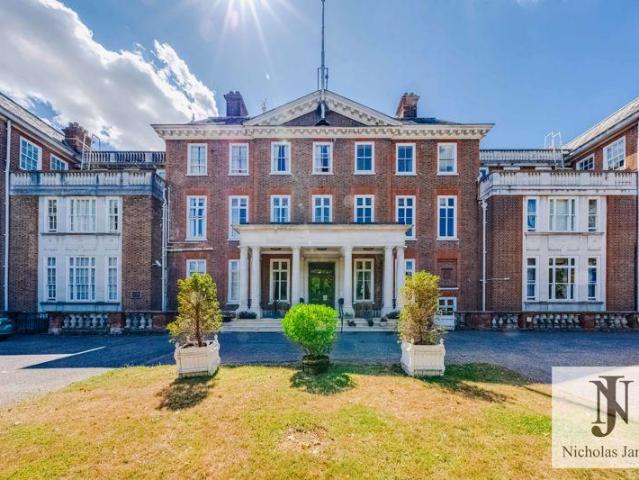 Flat for sale in New Southgate, Greater London