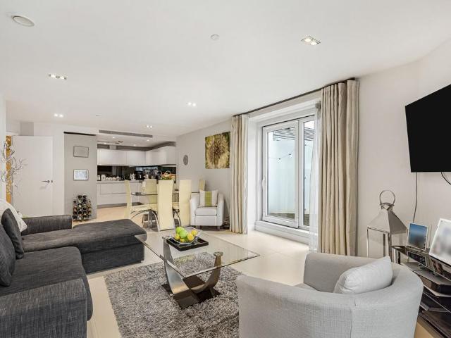 Flat for sale in Finsbury, Greater London