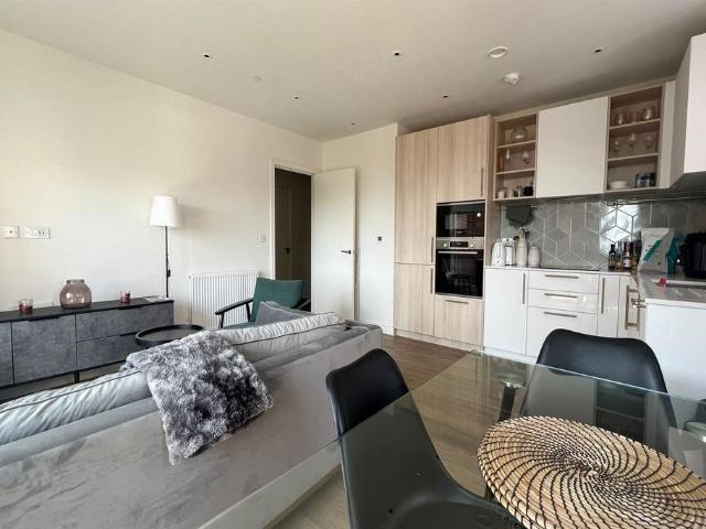 Flat for sale in Hornsey, Greater London