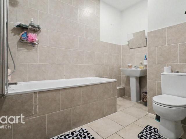 Flat for sale in Key Street, Suffolk