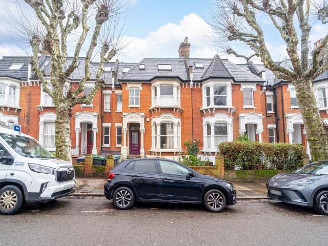 Flat for sale in Stroud Green, Greater London