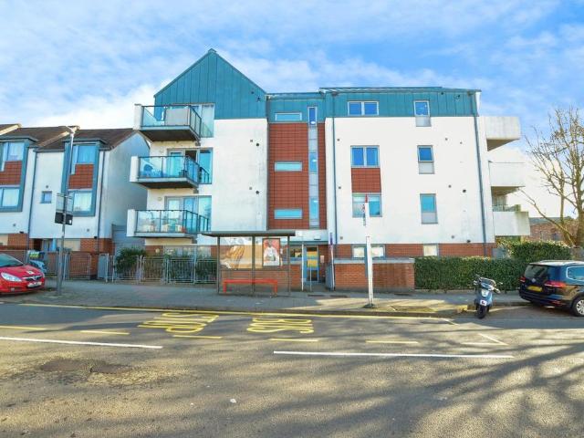 Flat for sale in Lane, Greater London