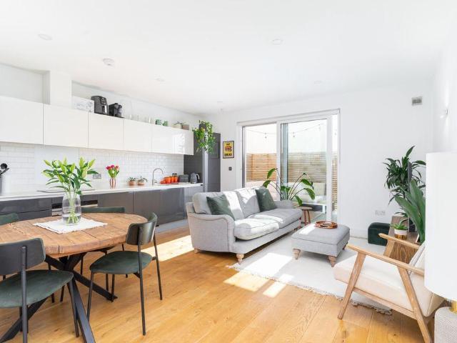 Flat for sale in London Borough of Croydon, Purley