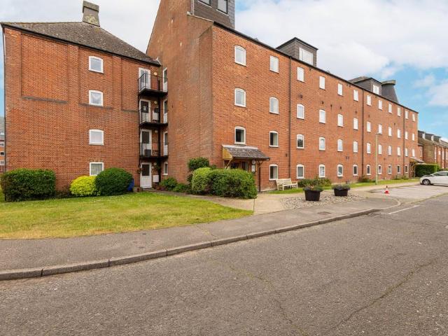 Flat for sale in Eastbridge, Suffolk