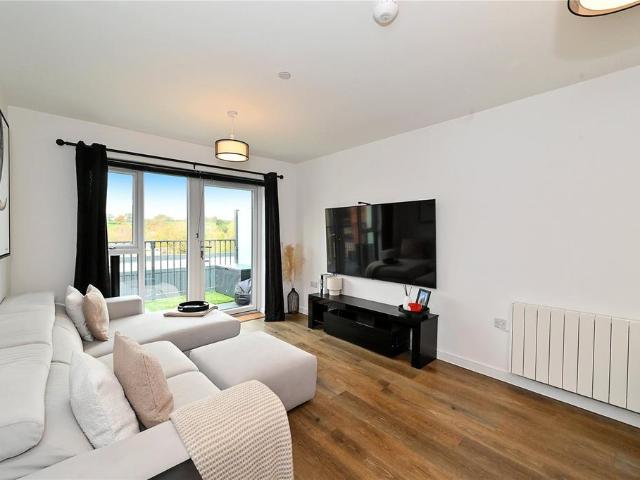 Flat for sale in Batchworth, Hertfordshire
