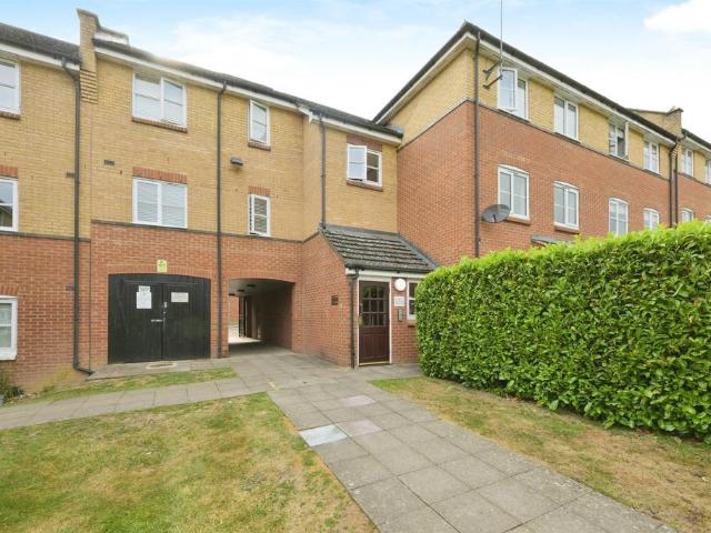 Flat for sale in Broxbourne, Hertfordshire