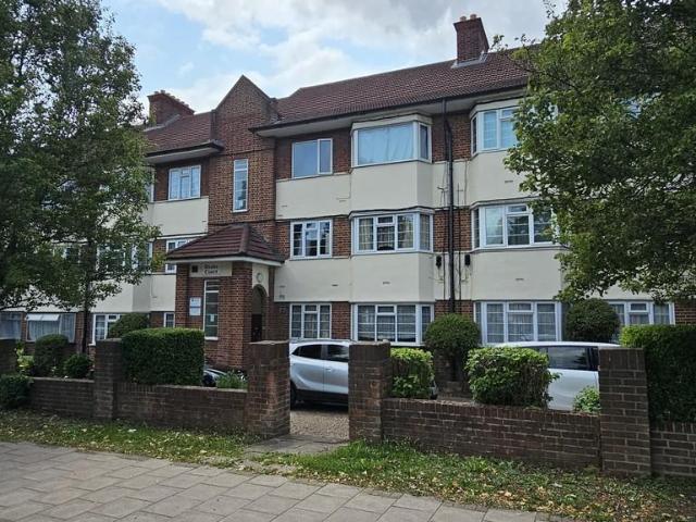 Flat for sale in Lane, Greater London