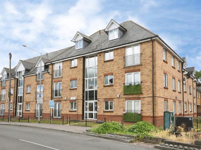 Flat for sale in Stanford-le-hope, Essex