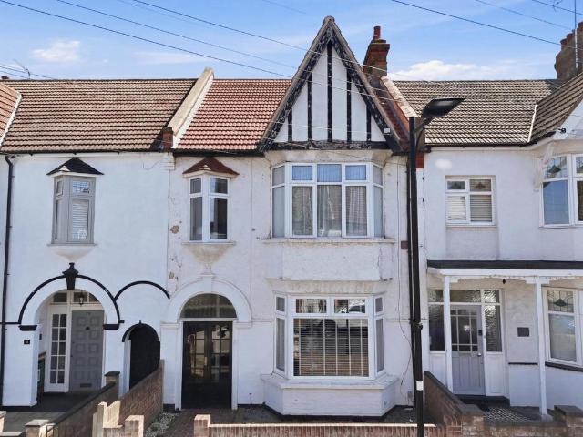 Flat for sale in Alton Barnes, Essex