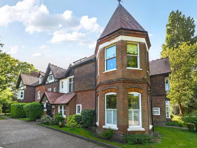 Flat for sale in Farnborough Park, Greater London