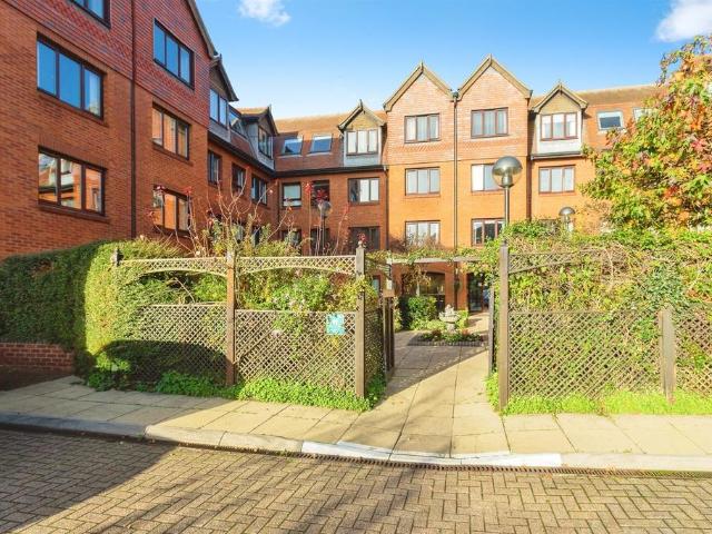 Flat for sale in Leighton-Linslade, Leighton Buzzard
