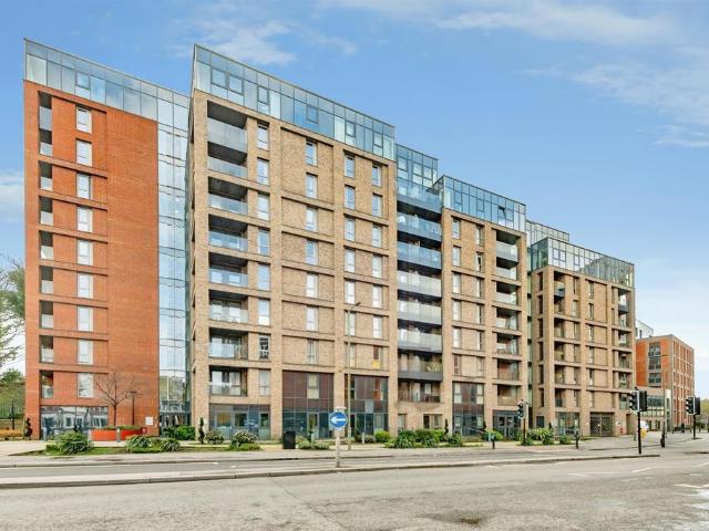 Flat for sale in Red Hill, Surrey
