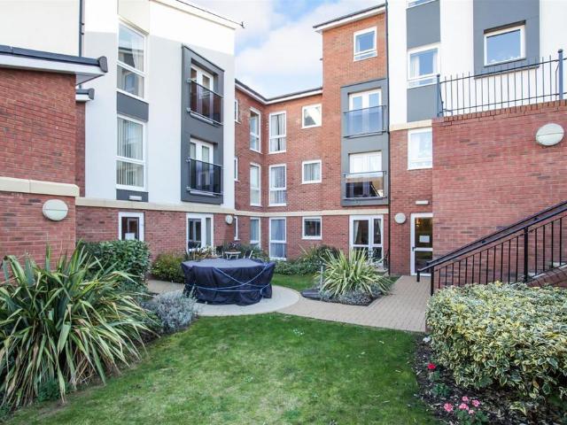 Flat for sale in Dunstable, Bedfordshire