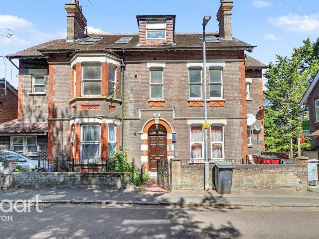 Flat for sale in Spring Park, Luton