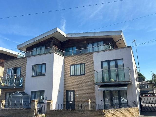 Flat for sale in Pouchen End, Hertfordshire