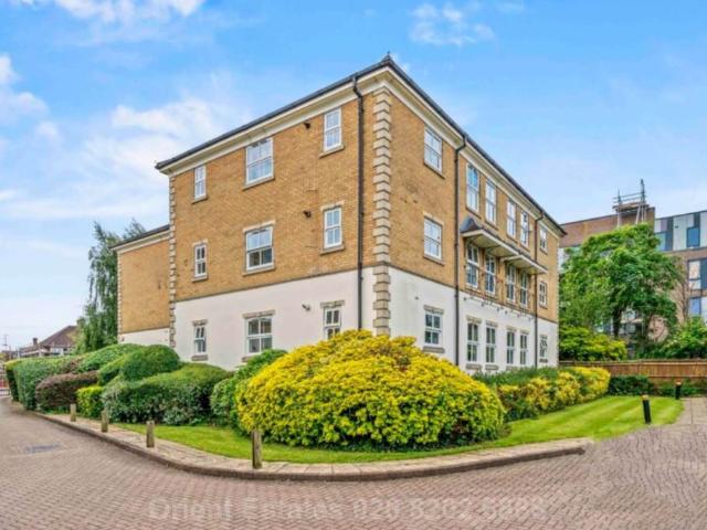 Flat for sale in Hendon, Greater London