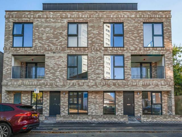 Flat for sale in London Borough of Lewisham, New Cross