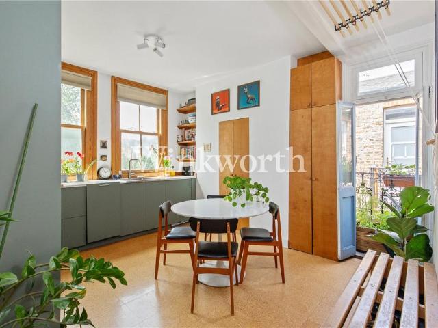 Flat for sale in Harringay, Greater London