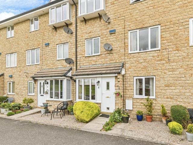 Flat for sale in Marsh, Milnsbridge