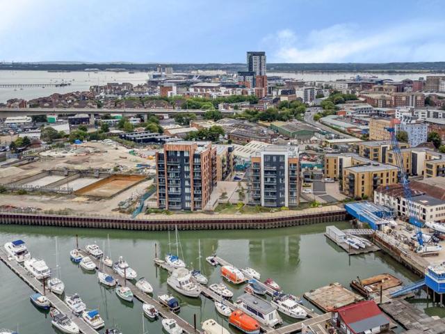 Flat for sale in Crosshouse, Southampton
