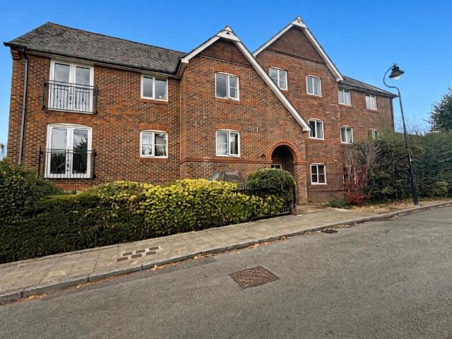 Flat for sale in Cargate, Aldershot