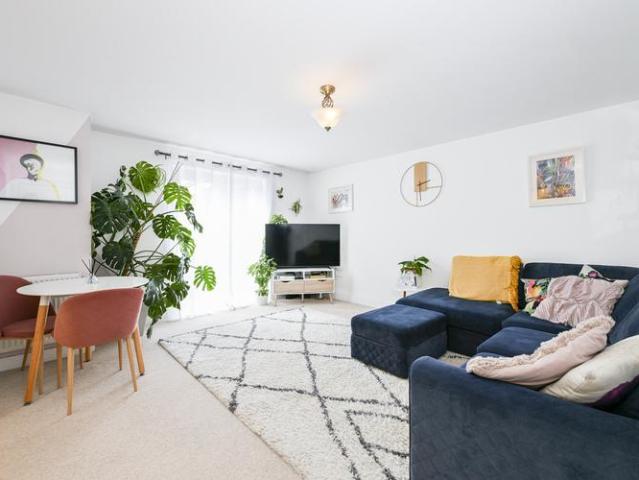Flat for sale in Northampton, Northamptonshire