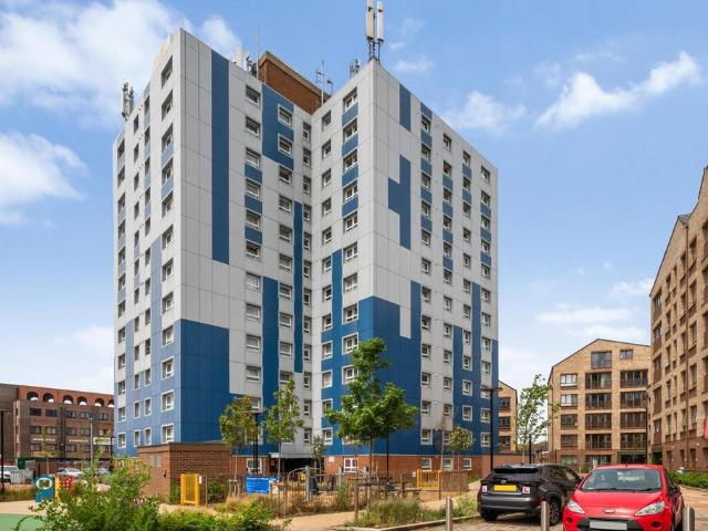 Flat for sale in London Borough of Hounslow, Greater London