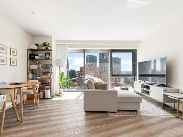 Flat for sale in Canary Wharf, Greater London