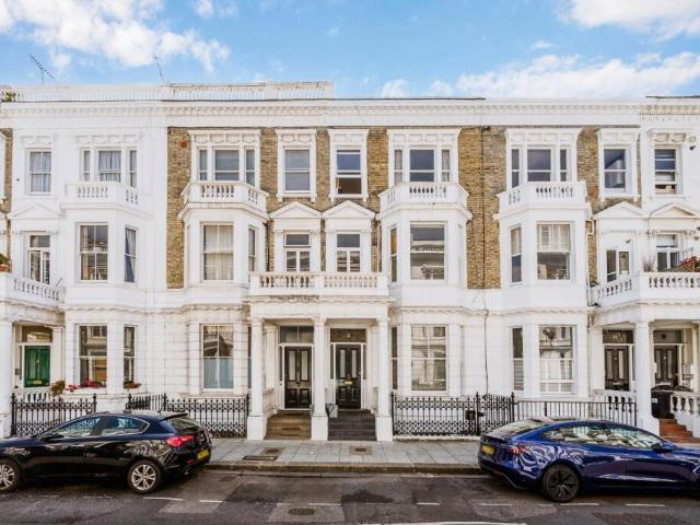 Flat for sale in West Kensington, Greater London